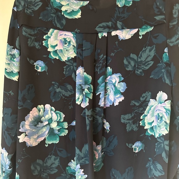 Loft Iced Bloom Back Pleat Blouse Small - Picture 3 of 5